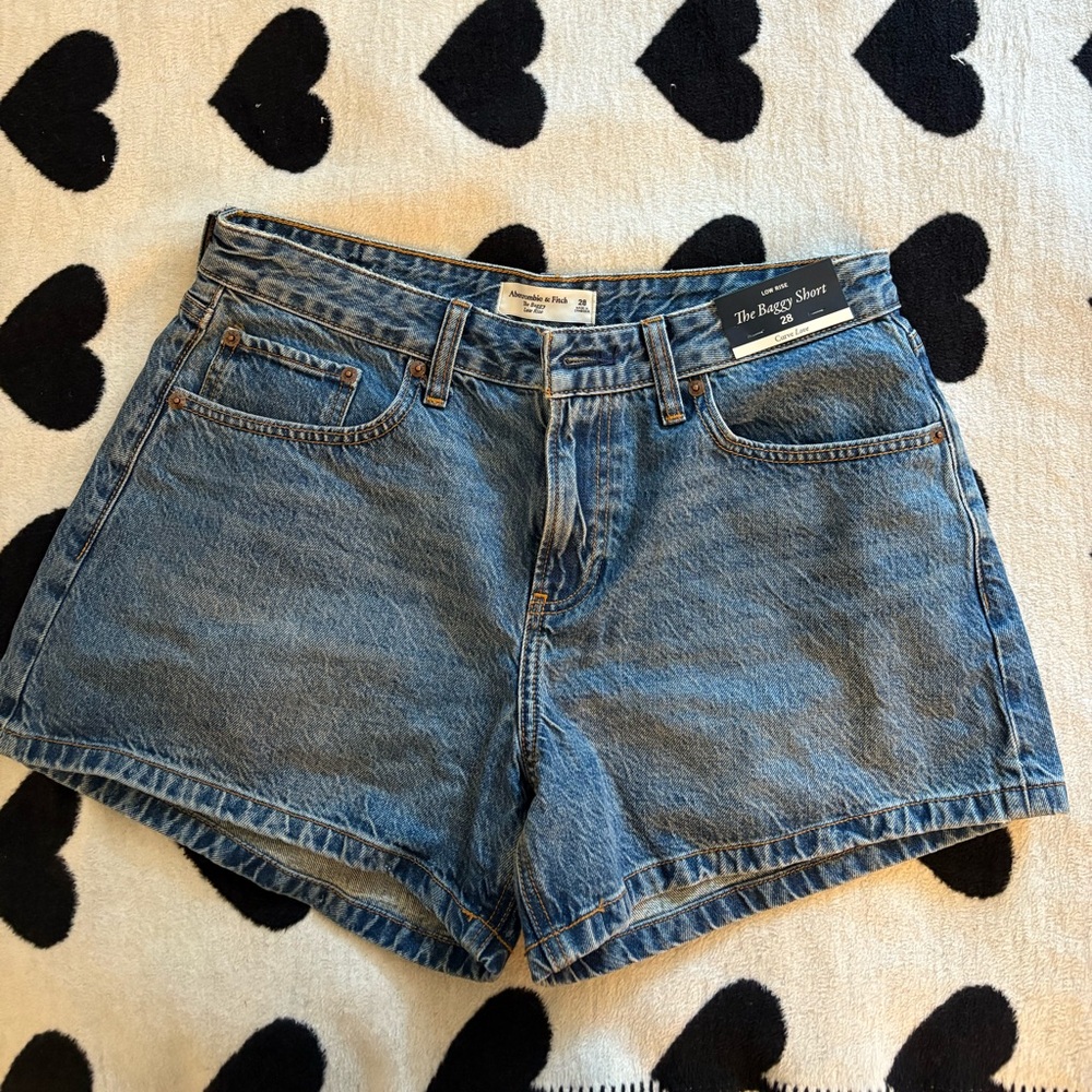 Abercrombie - NWT - Curve Love Low Rise Baggy Short sz 28 - Medium Wash